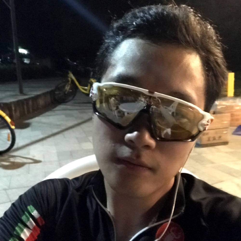 一只努力的小猪的照片