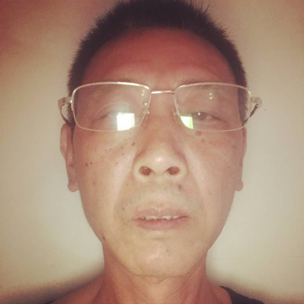 儒雅踢外套的照片