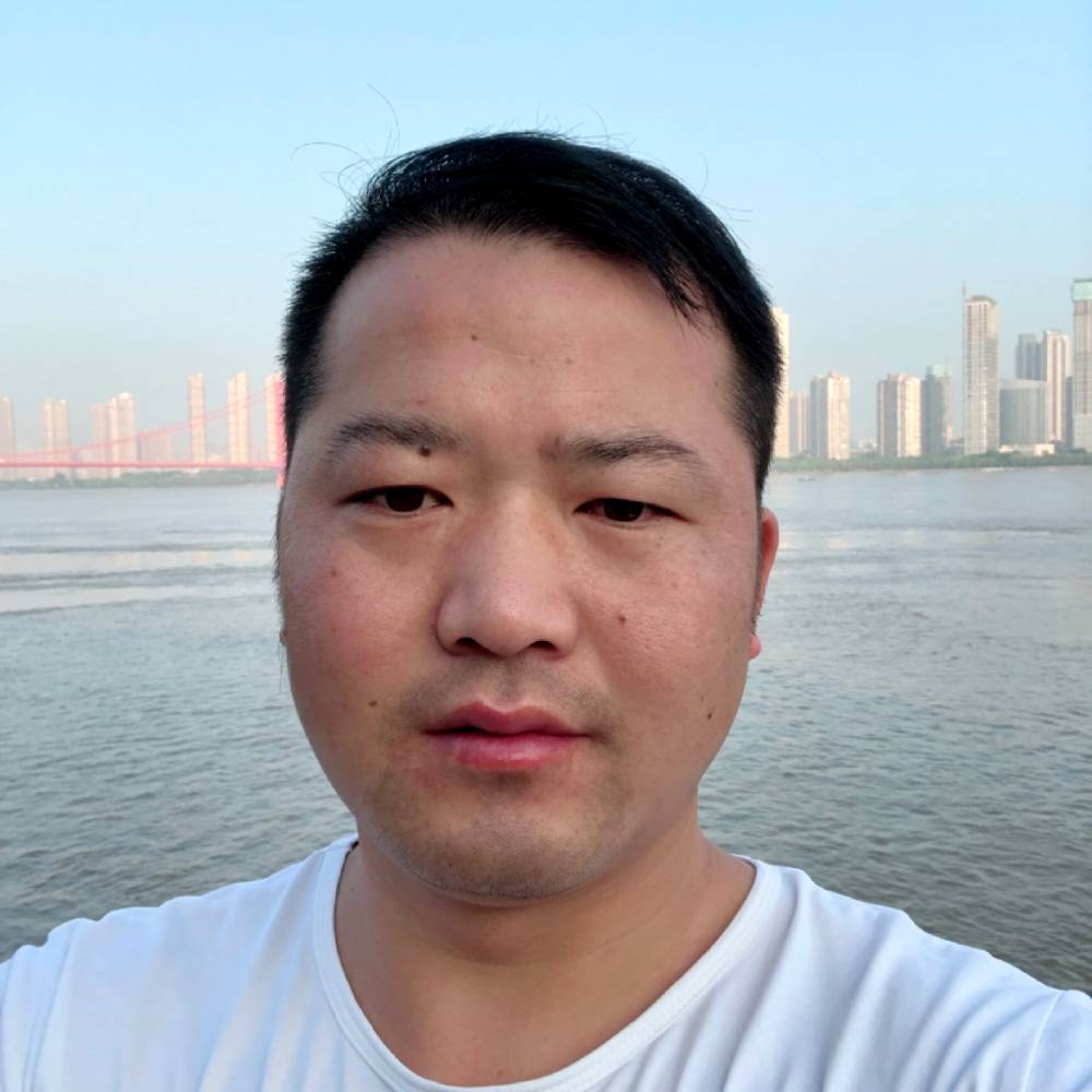 专注和蓝天的照片