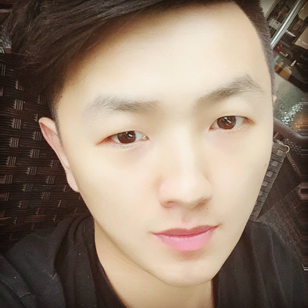 甜蜜笑蓝天的照片