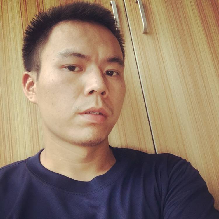墨镜深拥美满的照片