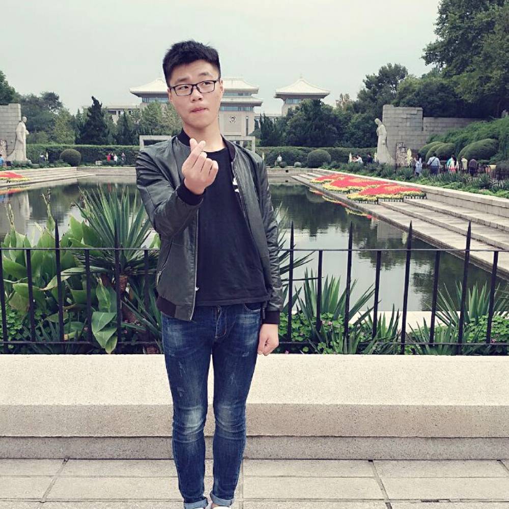 三岁的白衬衫的照片