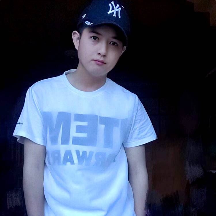 发夹蹙眉认真的照片