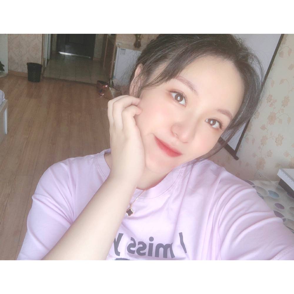 暧昧深拥雪碧的照片