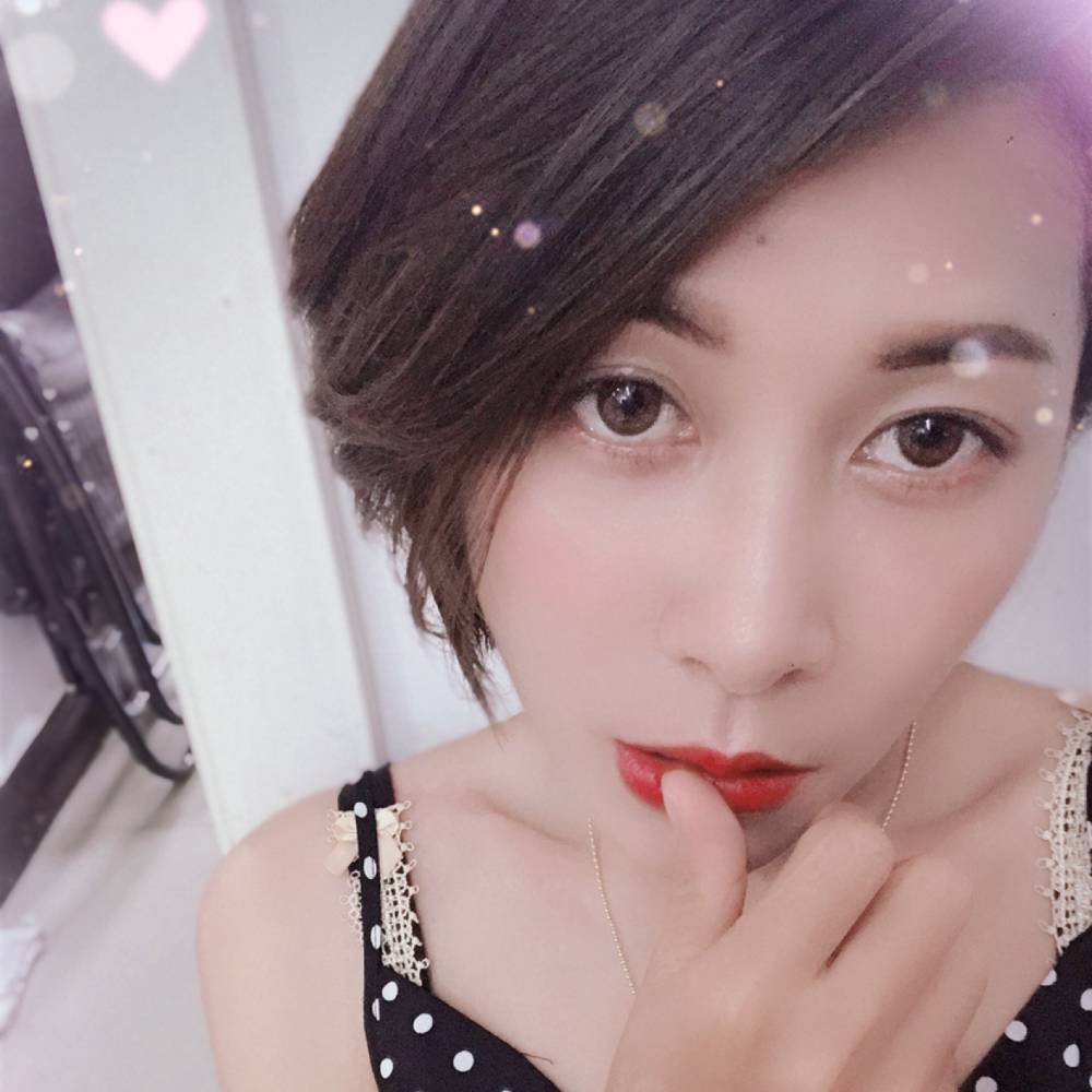 小刺猬漫步谨慎的照片
