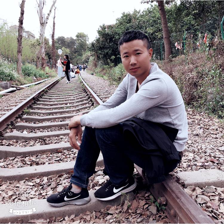 微笑与路人的照片