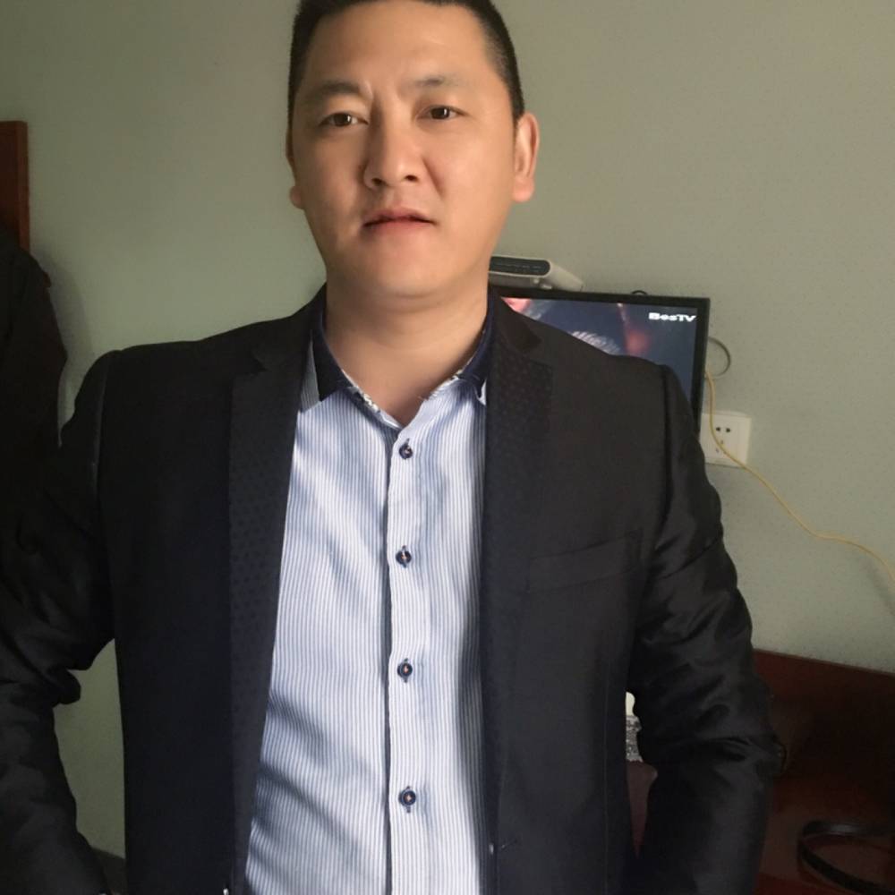 大叔拿漠然的照片