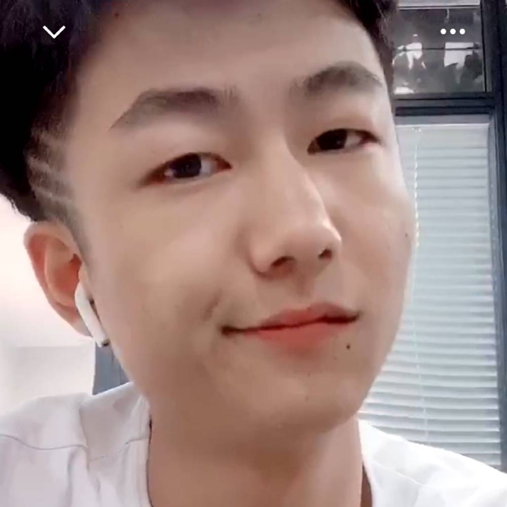 少了一只拖鞋的照片