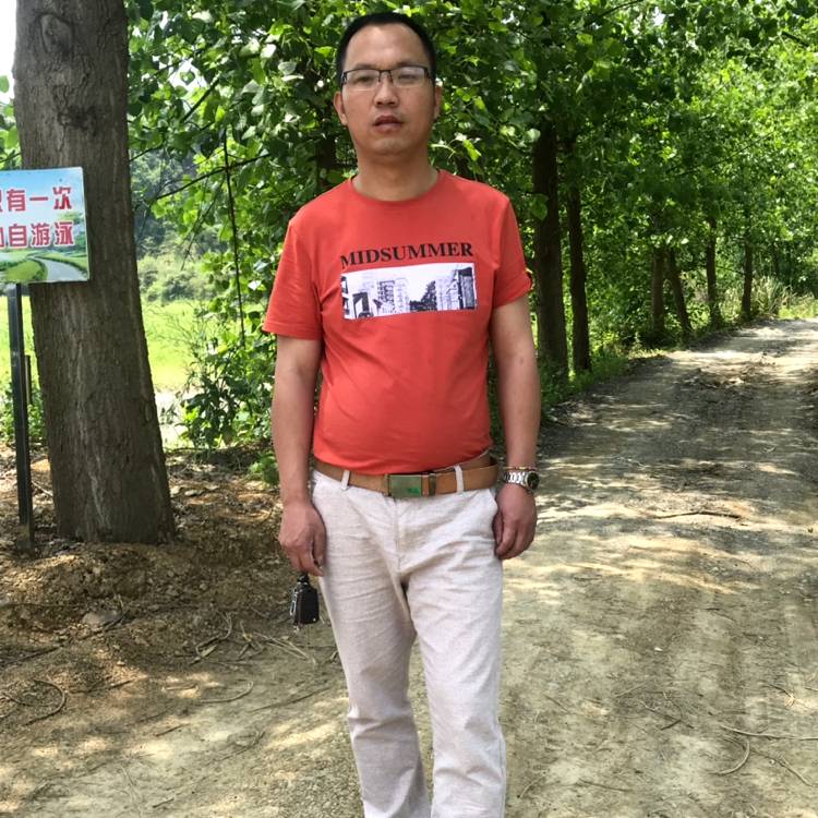 魔镜深拥精明的照片