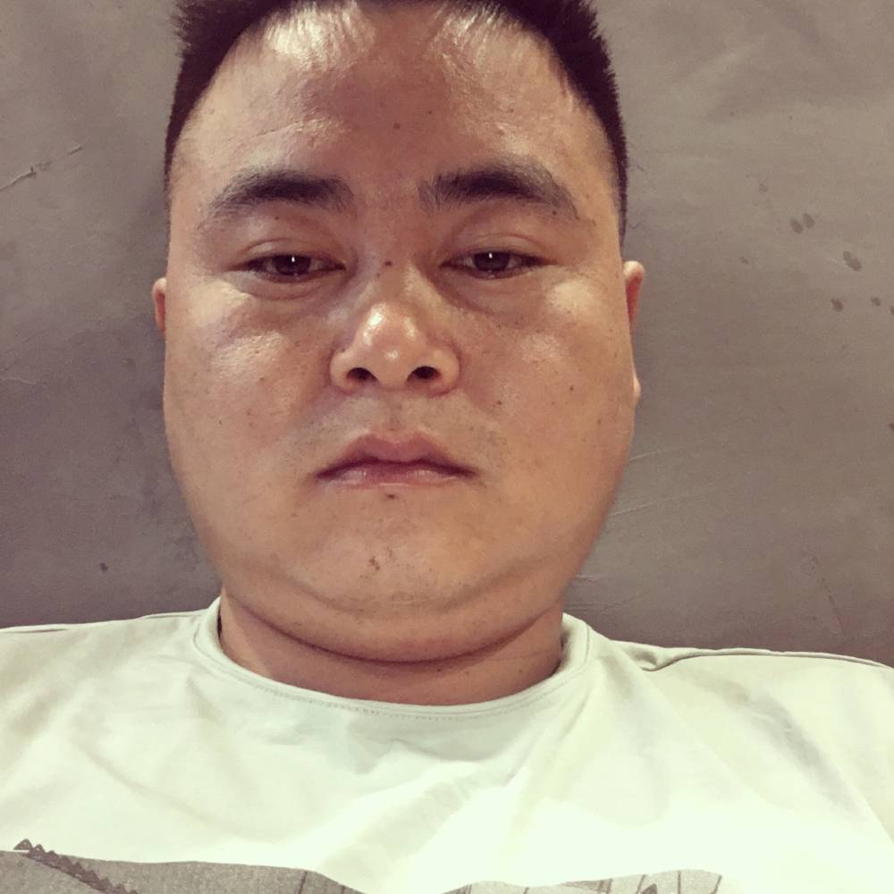 干净浅吻思的照片
