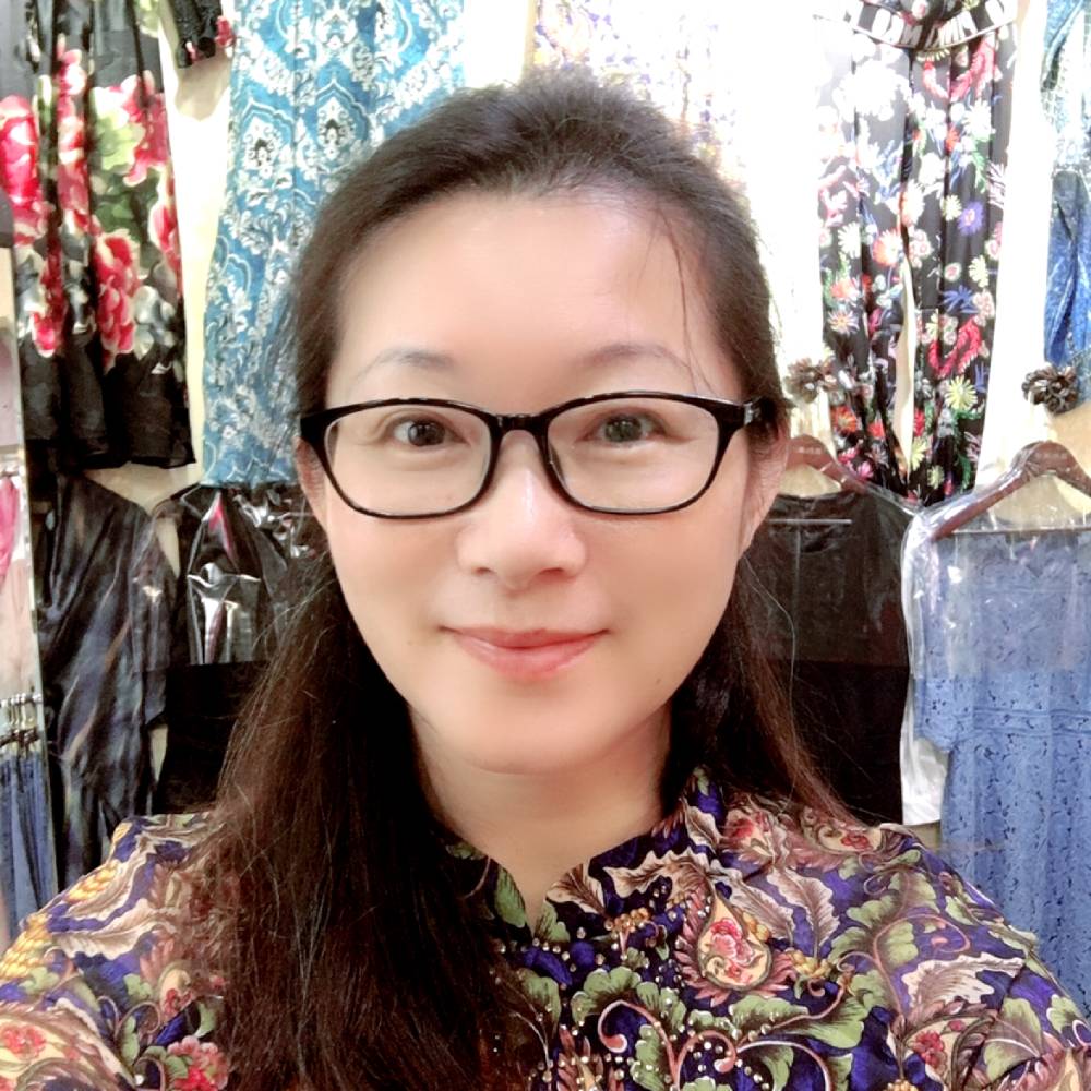 星月挽手伶俐的照片