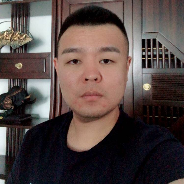 跳跃漫步黑夜的照片