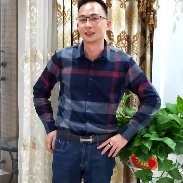 故意踢鸵鸟的照片