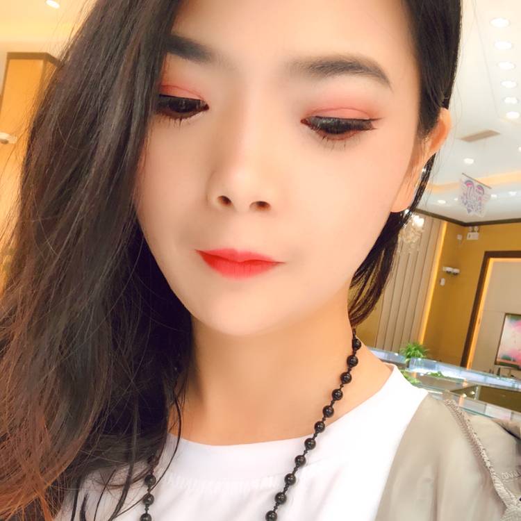 睫毛膏闻炙热的照片