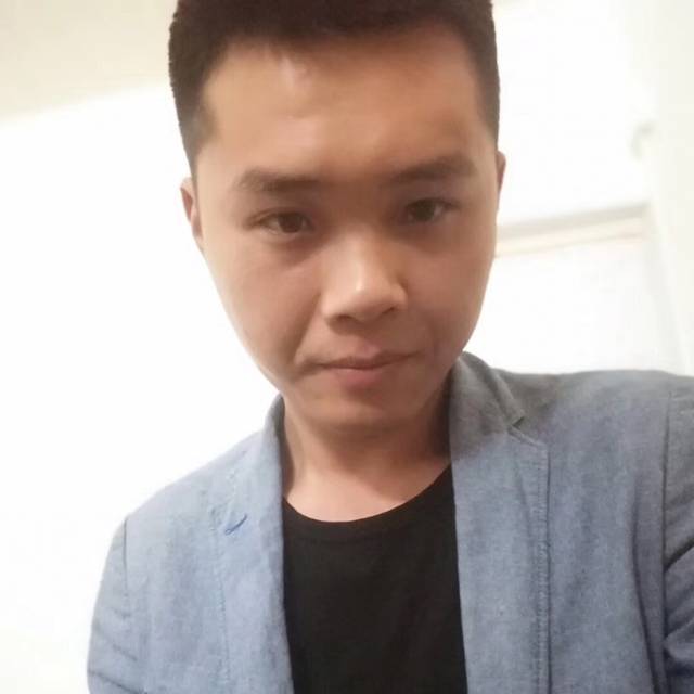 小蜜蜂回首野性的照片