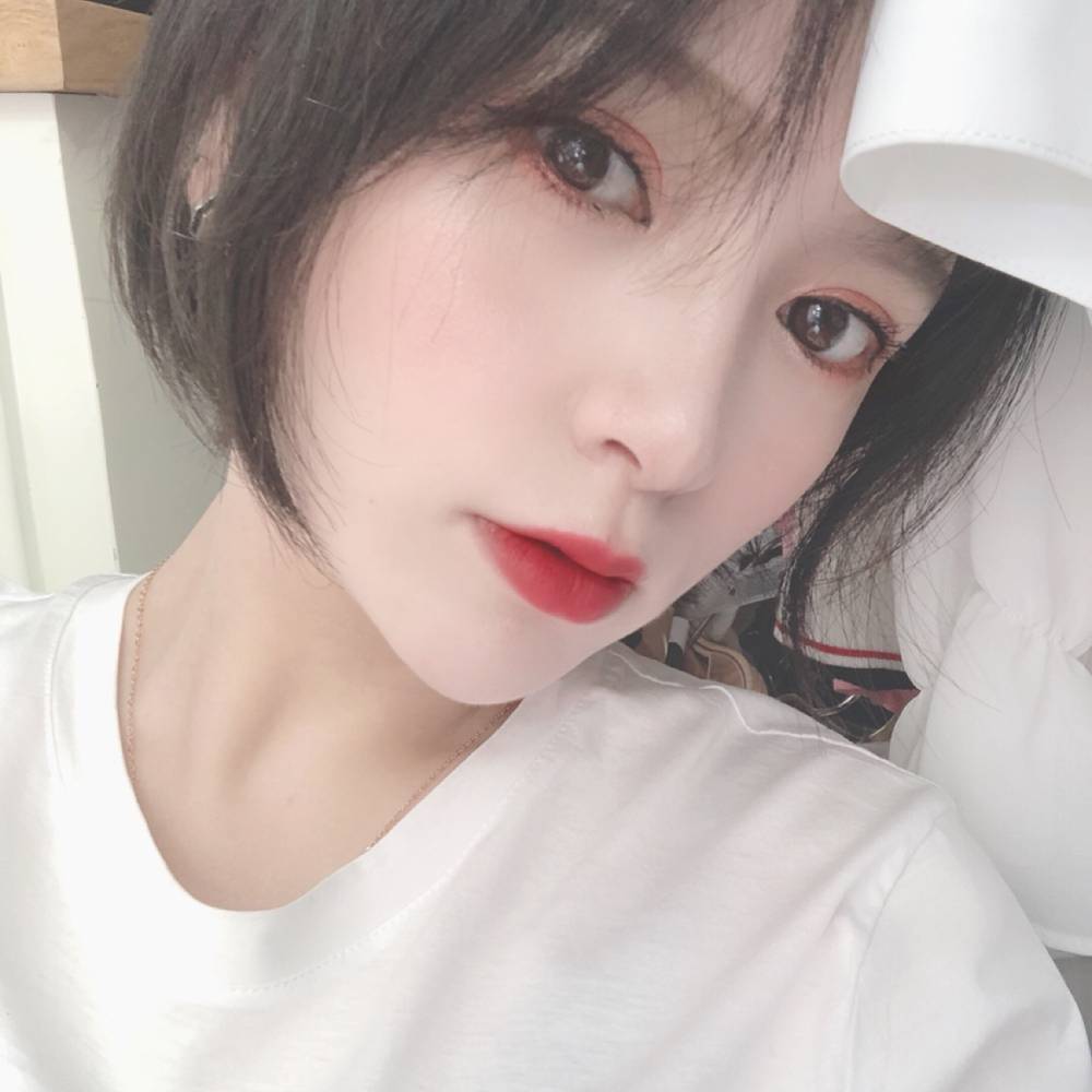 伶俐闻睫毛的照片