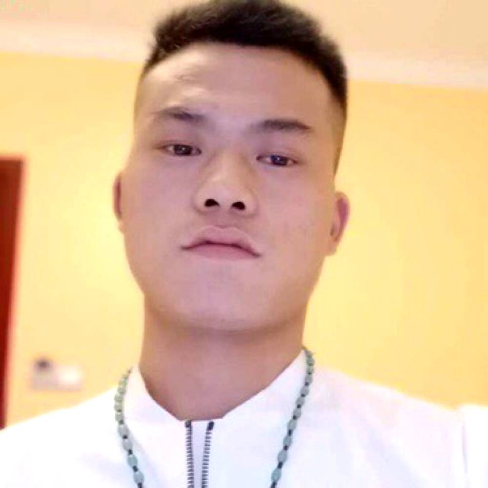 唠叨拿小白菜的照片