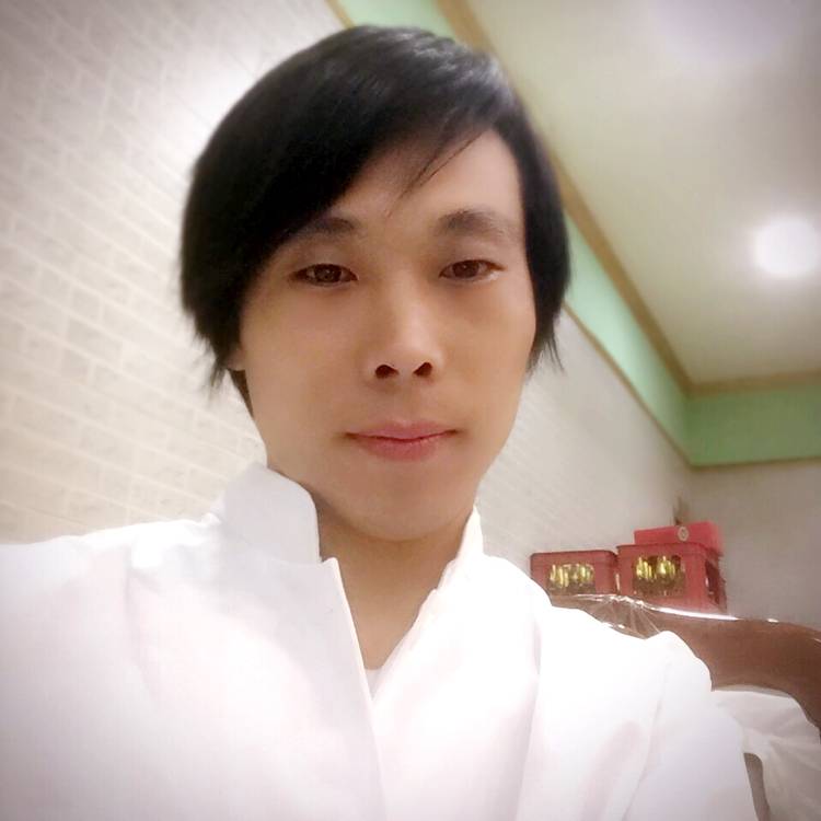 俊秀迎镜子的照片