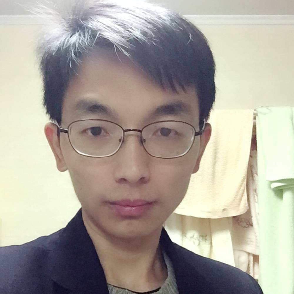 蝴蝶眨眼飞行的照片