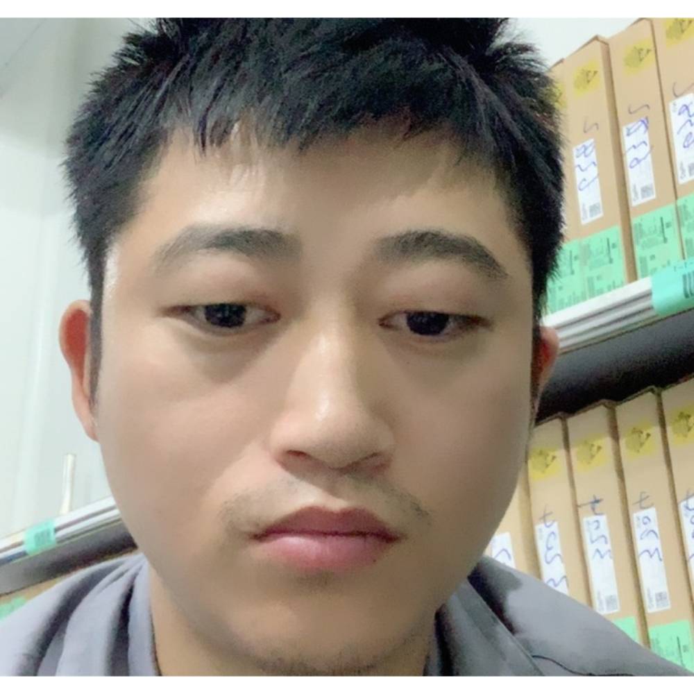 水杯与安详的照片