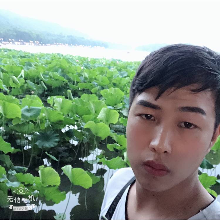 一个男孩儿的照片