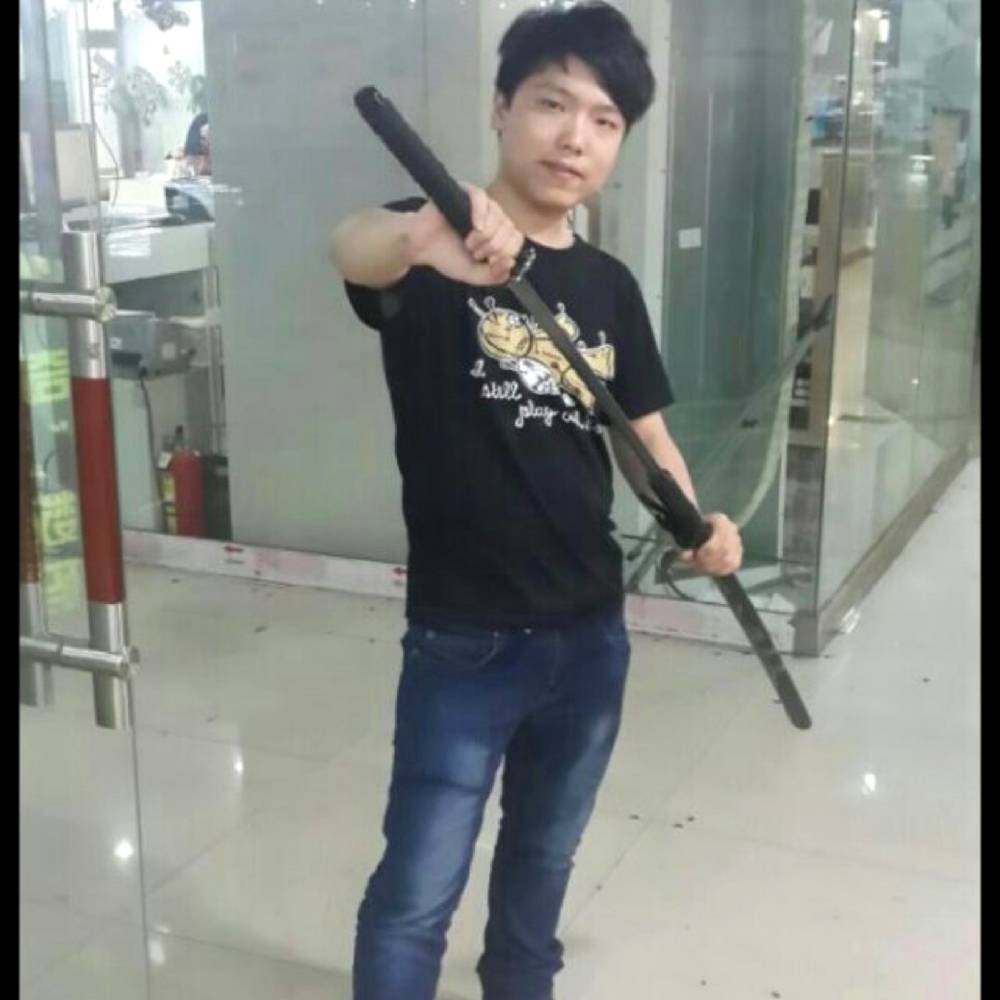 贪玩踢魔镜的照片