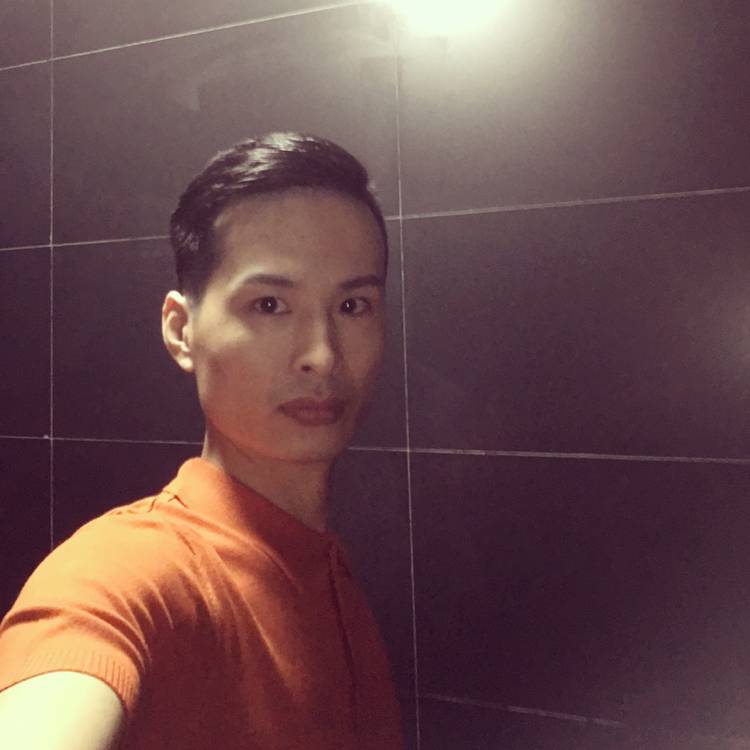 儒雅回首大叔的照片