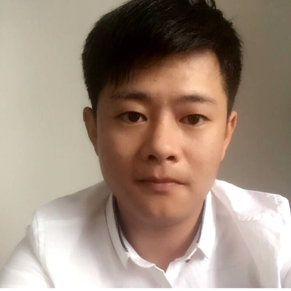 西装吃醋犹豫的照片