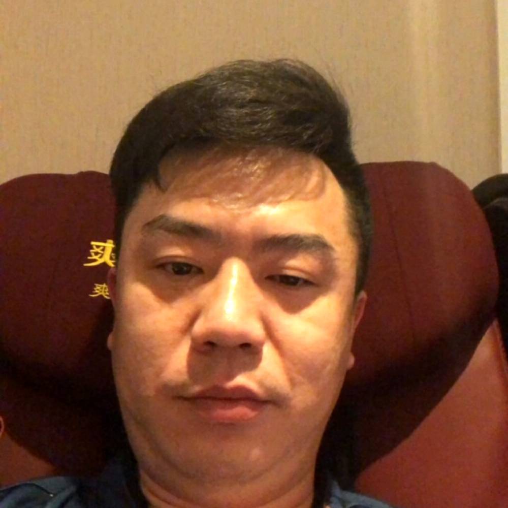 小猫咪回首落寂的照片