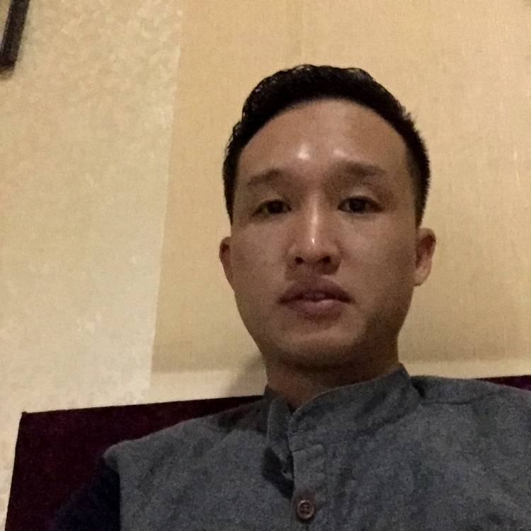 诚心拿铅笔的照片