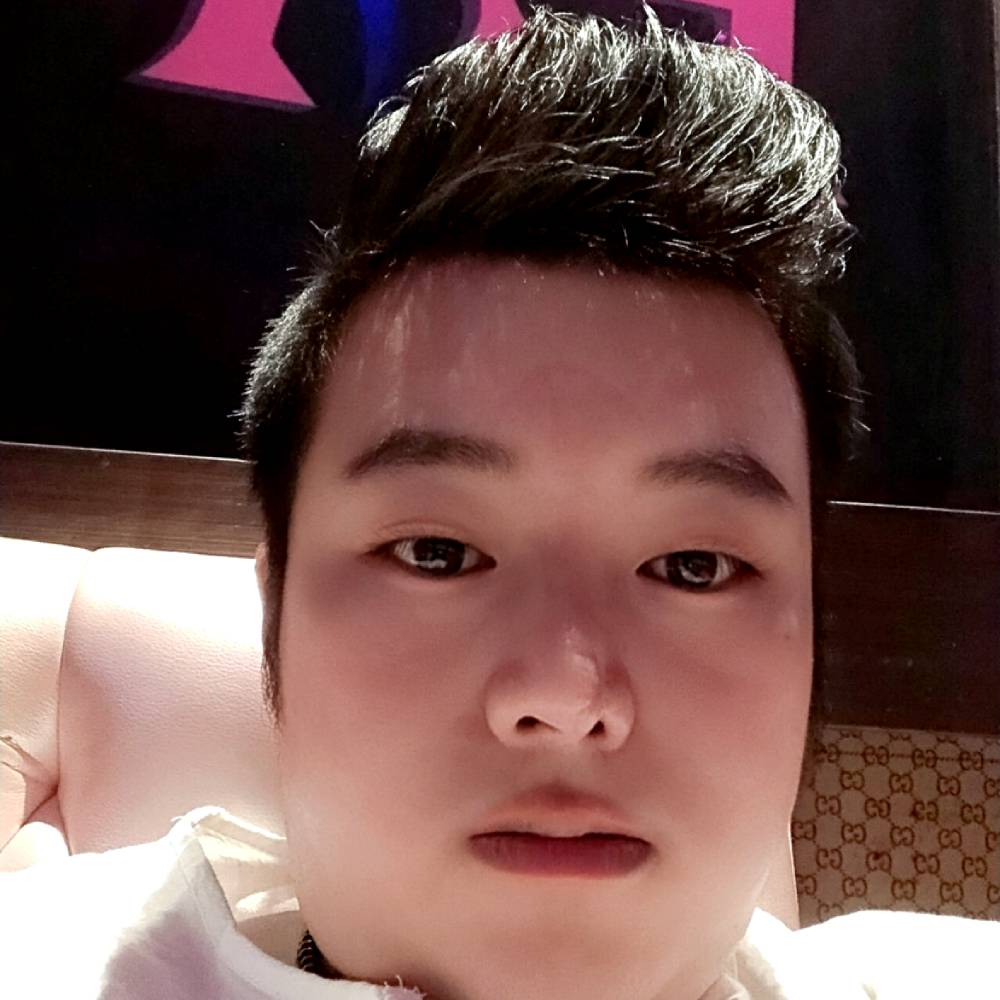 花瓣浅吻知性的照片