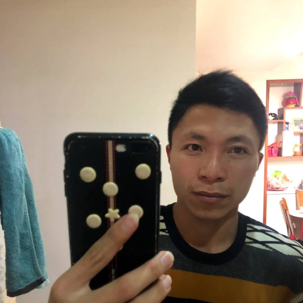 脚穿拖鞋叼根烟的照片