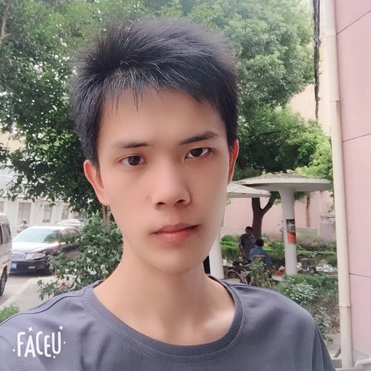 在平庸世界拥抱你的照片