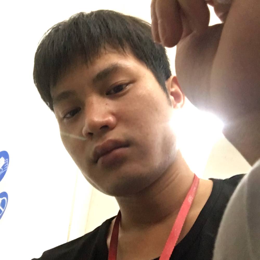 鲤鱼浅吻蜗牛的照片