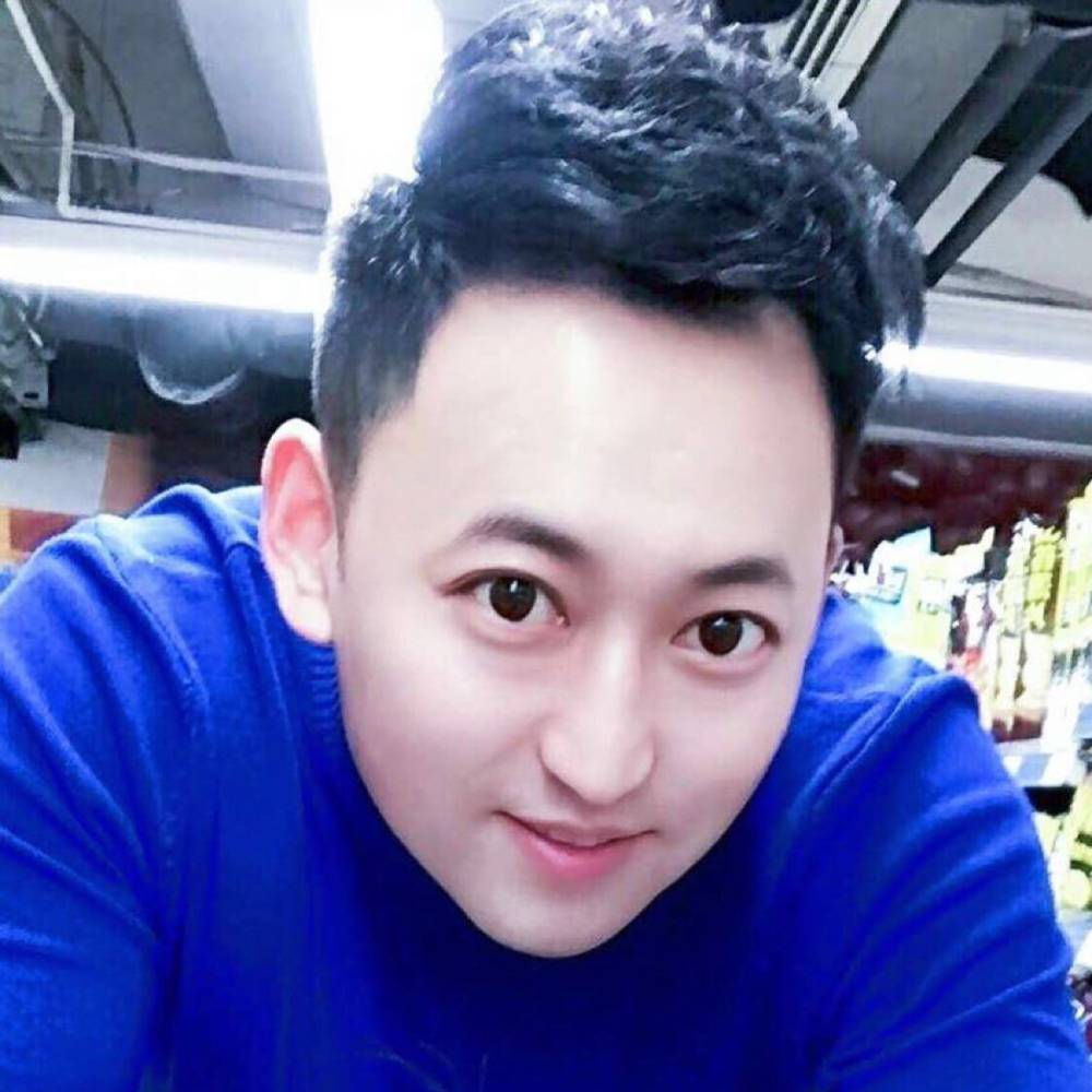酷酷踢硬币的照片