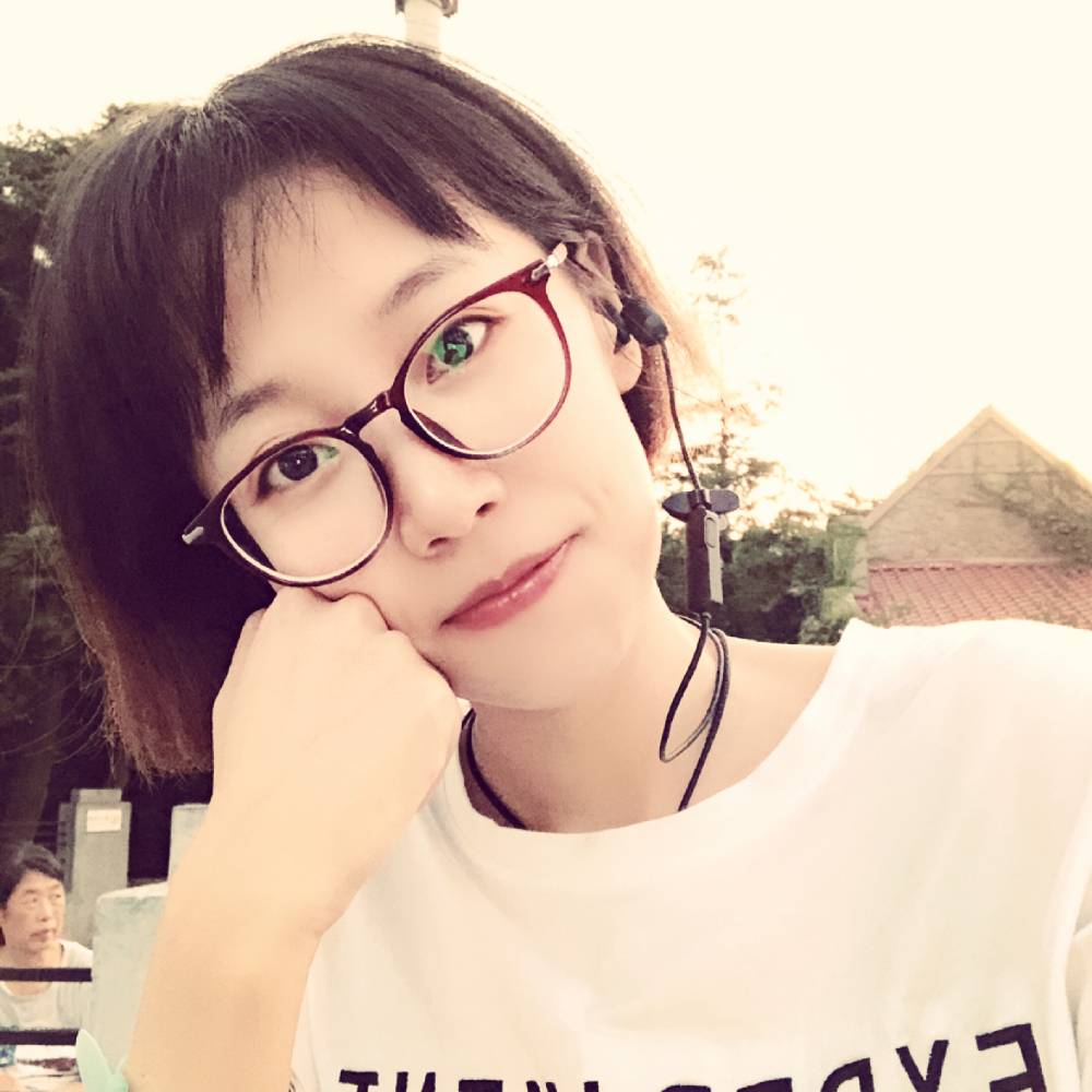 大胆吃醋少女的照片