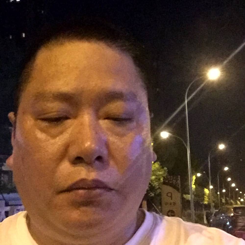 黑猫落寞的照片
