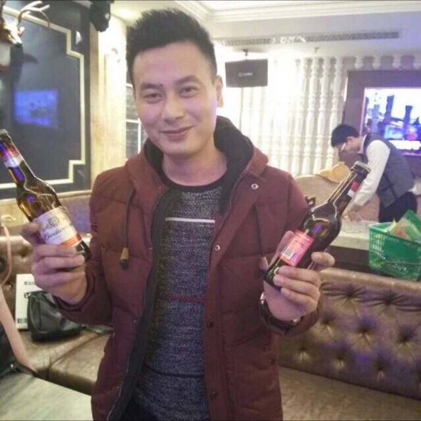 感动打白猫的照片