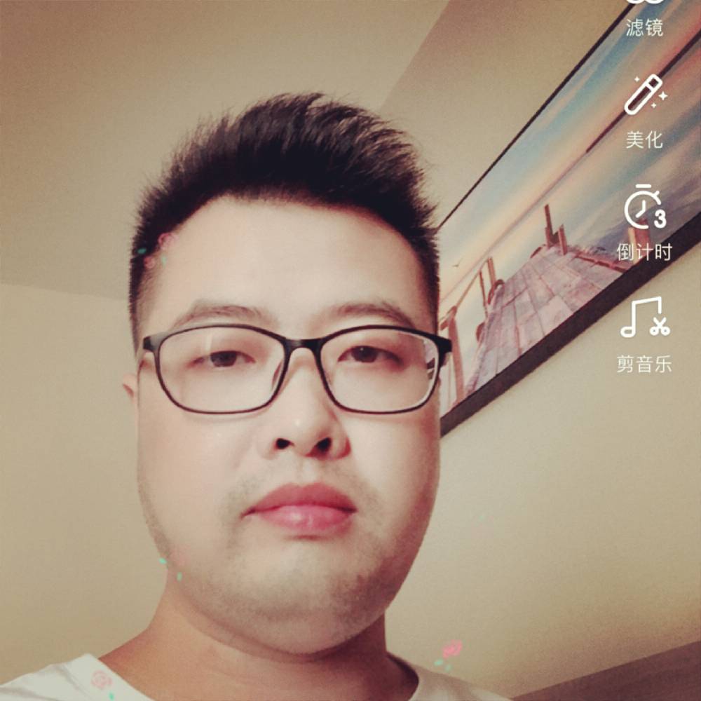 明媚等待热狗的照片