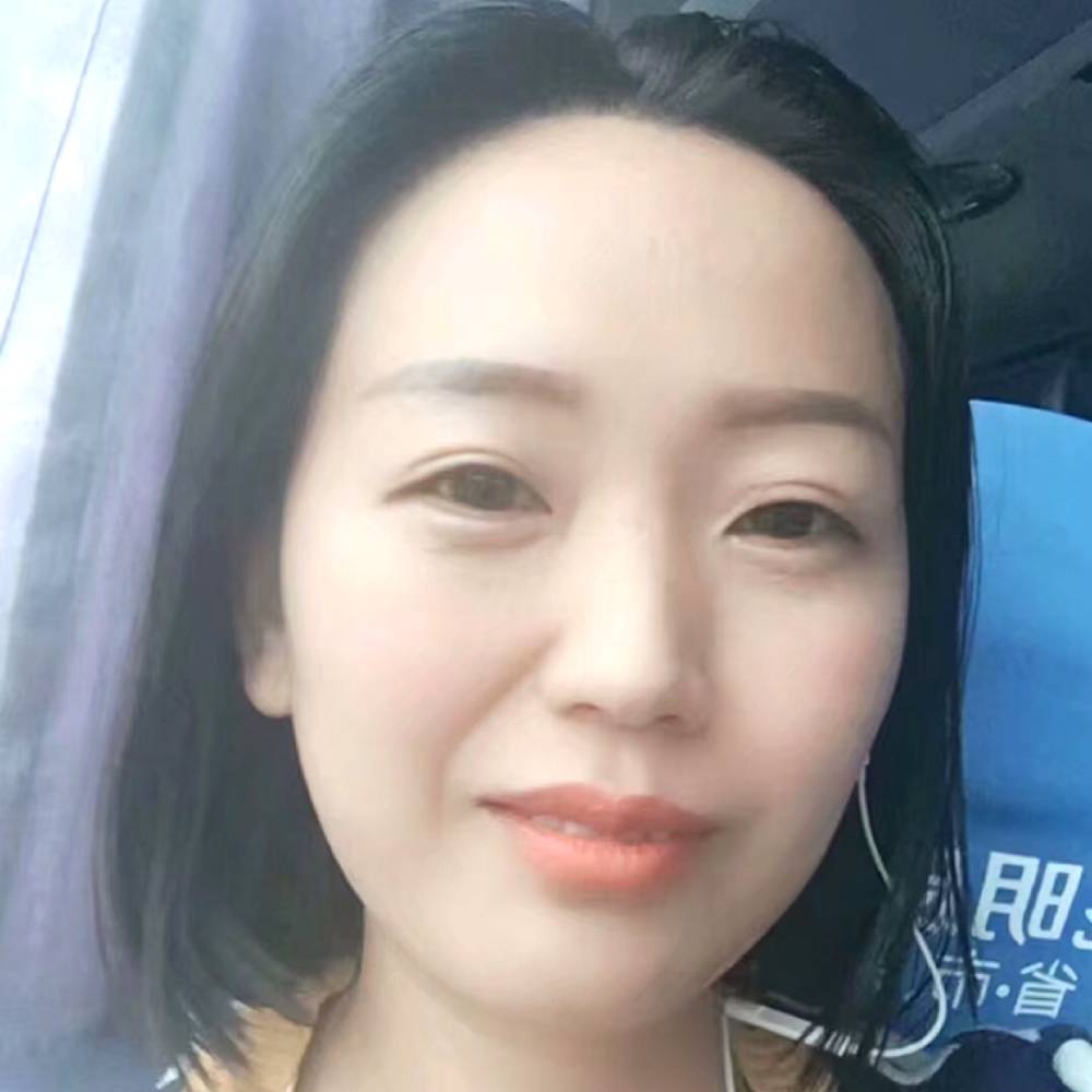 纯真挽手草丛的照片