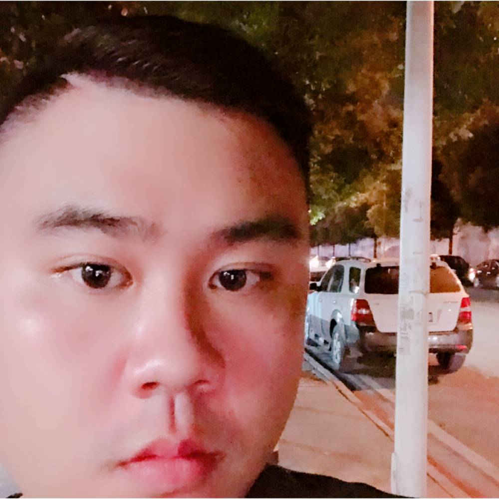 书包专注的照片