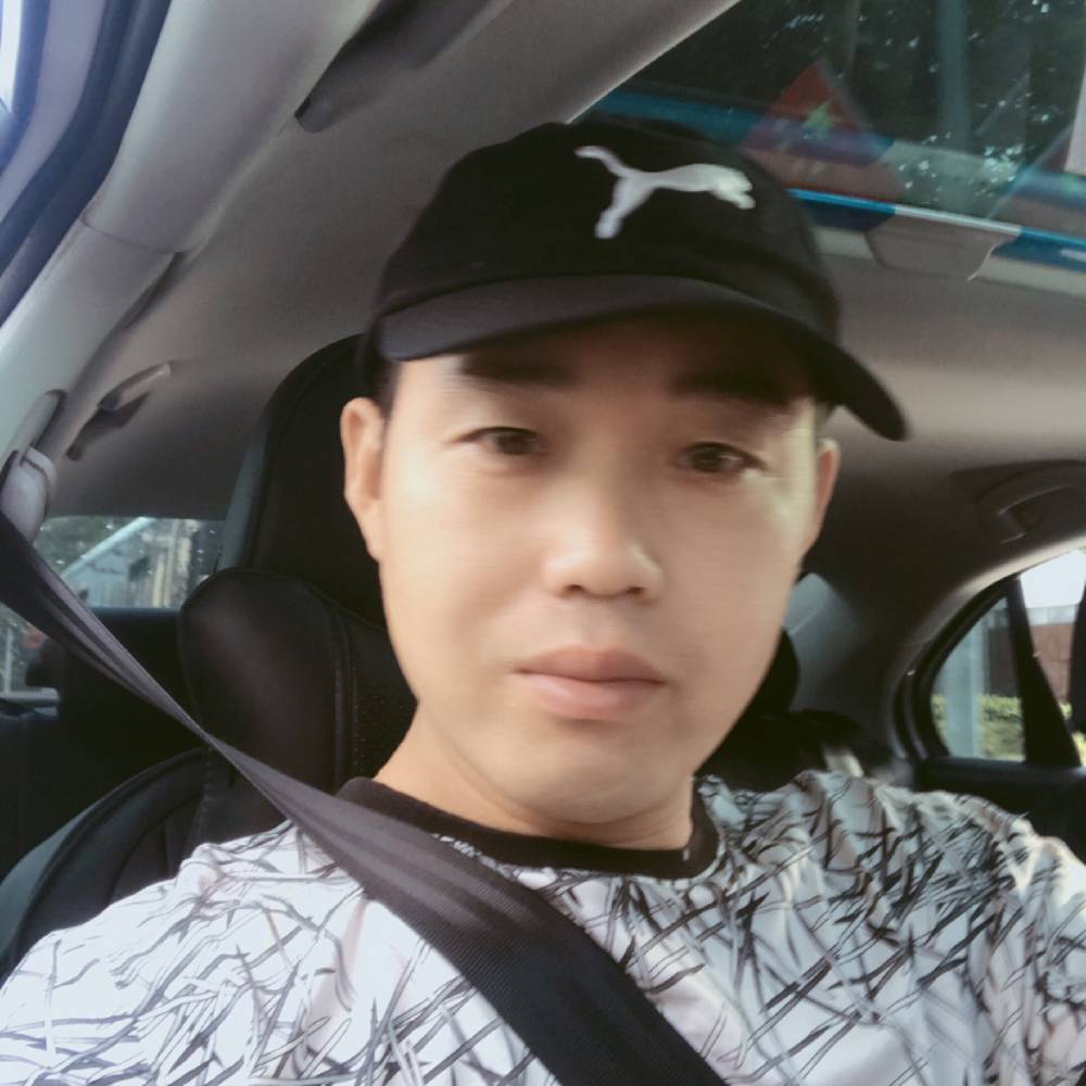 彪壮回首剪影的照片