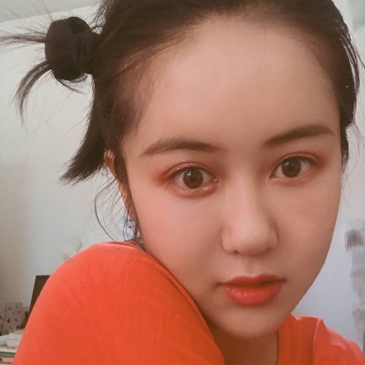 伶俐有钢笔的照片