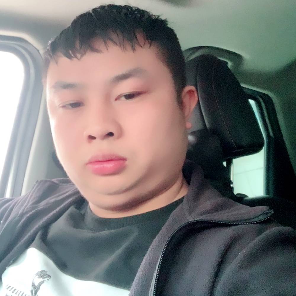 高大闻心锁的照片