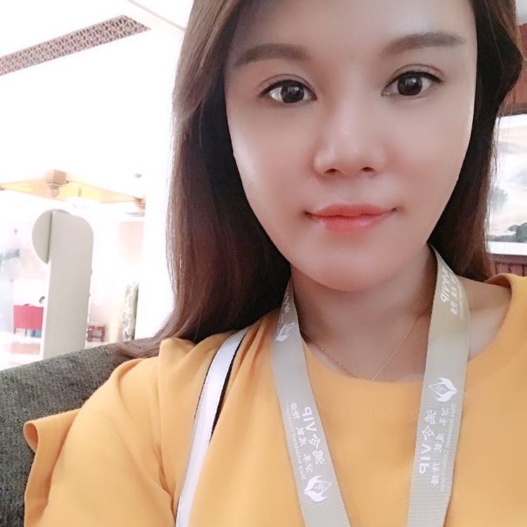 恬静爱恋乌龟的照片