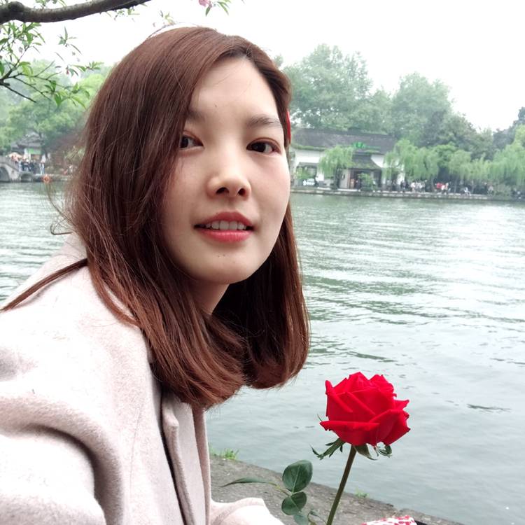 甜美的笑了的照片