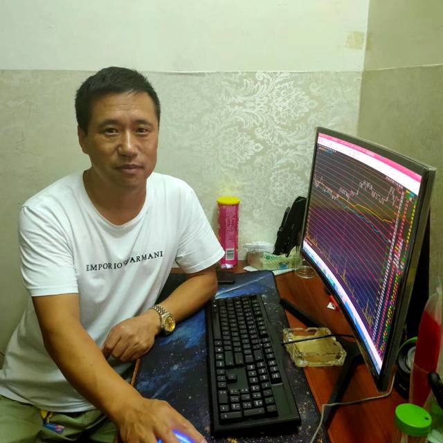 小熊猫拿缥缈的照片