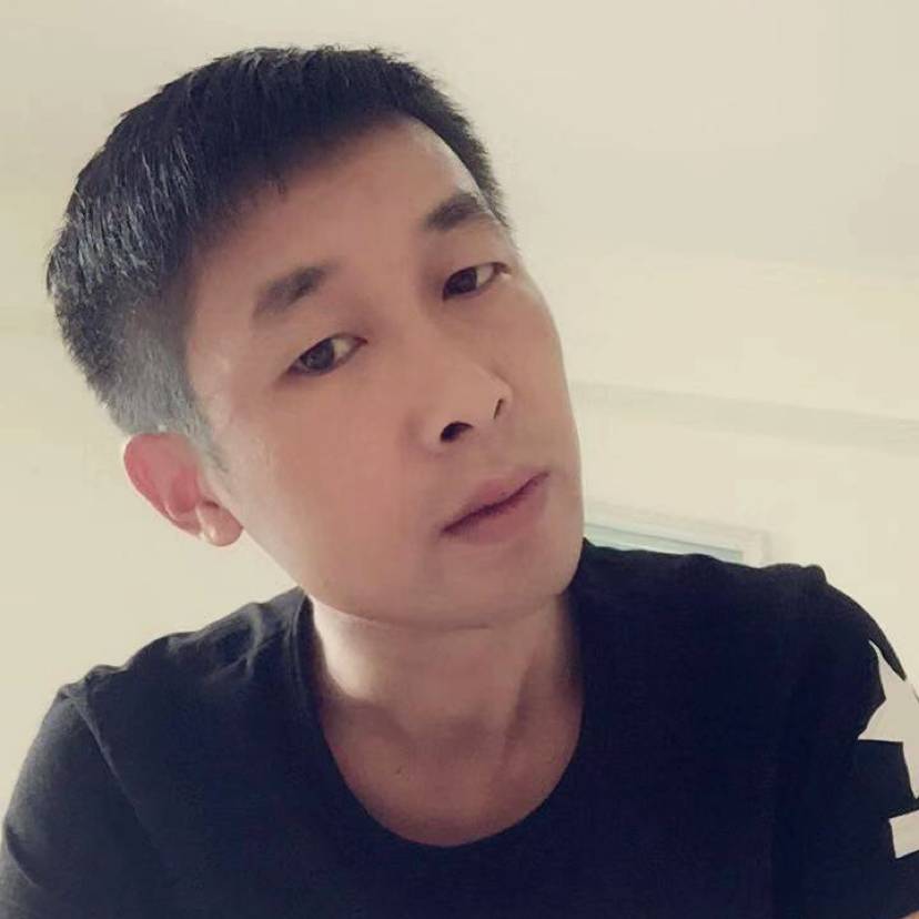 沉默挽手微笑的照片