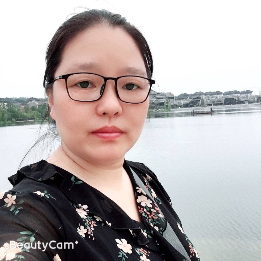 高贵深拥鸵鸟的照片