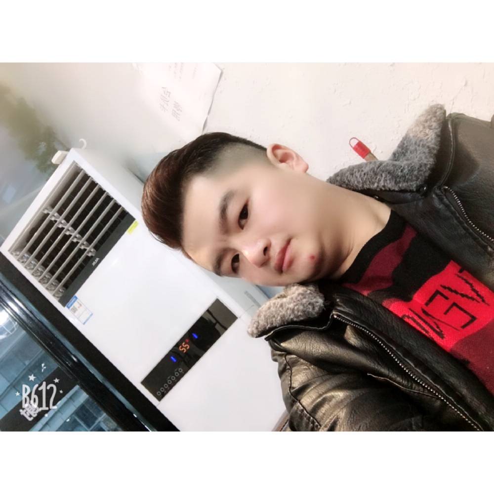 航空蹙眉笑点低的照片
